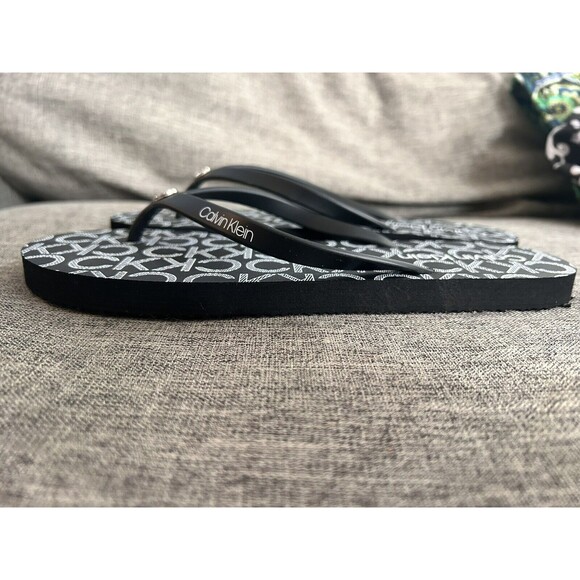Calvin Klein Sarminya Flip Flops Womens Size 8 Beach Pool Sandals All Over Logo - Picture 4 of 6